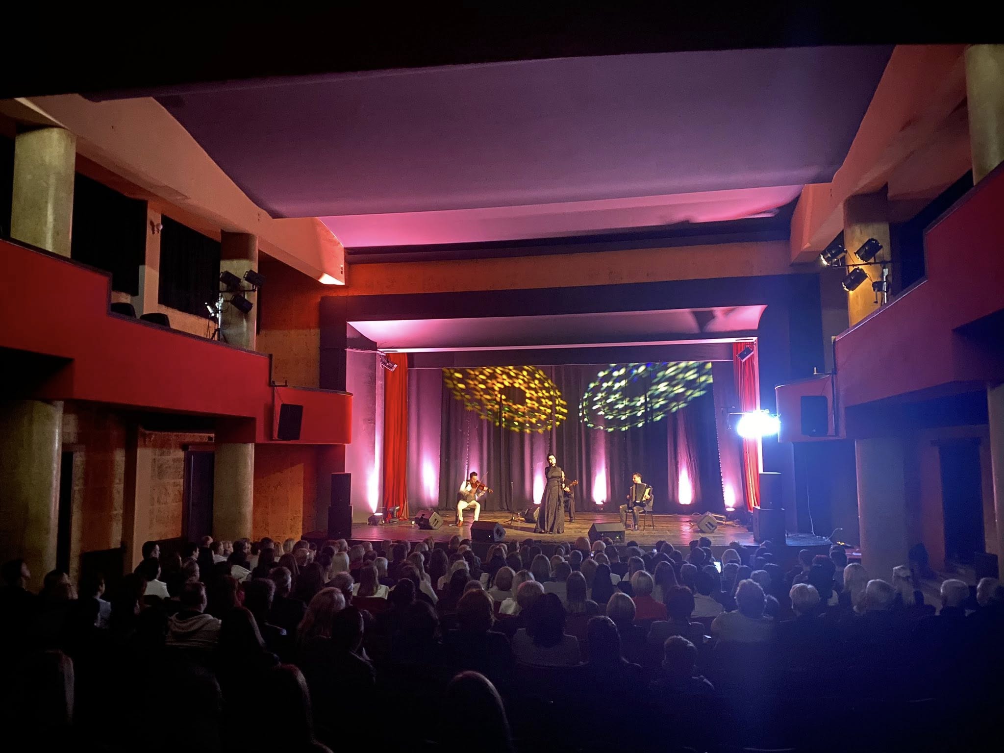 Muzička magija: Amira Medunjanin održala koncert u Kulturno-sportskom centru